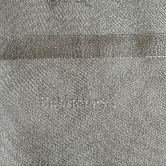 •Burberry Cream 100% Silk Fringed Scarf Embossed Logo & Brand Name Vintage Scarf - Picture 11 of 16